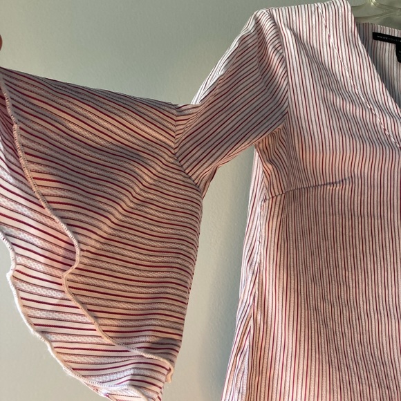 White House Black Market VNeck Bell Ruffle Sleeve Pink Stripe Top Size 0 - Picture 3 of 3